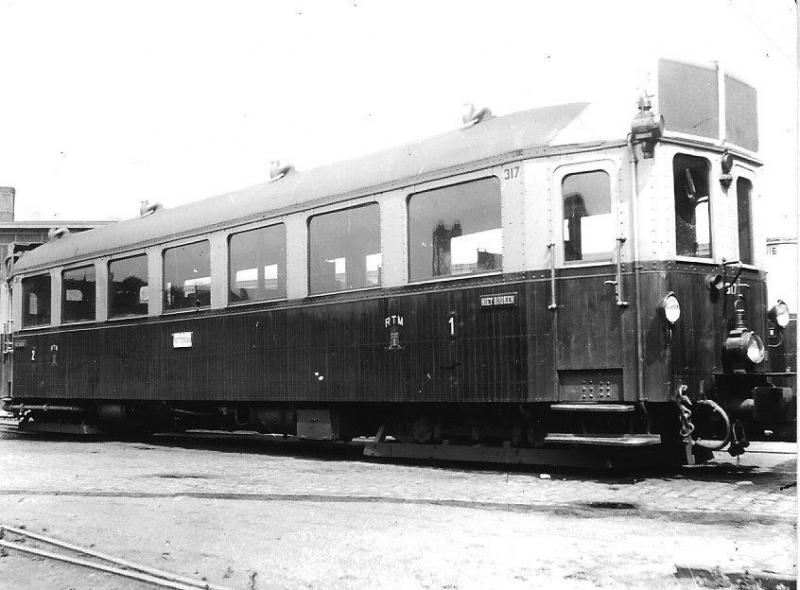 Een van de bekendste bedrijven met motortrams is ongetwijfeld de RTM, Rotterdamsche Tramweg- Maatschappij. Op de foto Motorwagen 317 op het handelsterrein aan de Rotterdamse Rosestraat, tevens beginpunt van de lijnen vanuit de Maasstad. Foto: B.J. Dijkman, 1933.