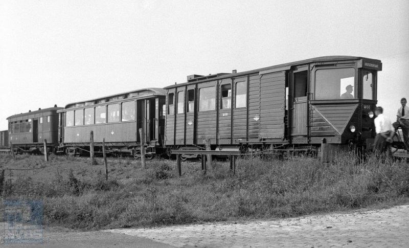 Deze foto is gemaakt op Overflakkee, bij Oude Tonge. We zien motorrijtuig M66 met ABm 422 en BD 402 - de eerste twee afkomstig van de MBS en de laatste van de NBM. Foto: J. Voerman, 12 juni 1948.