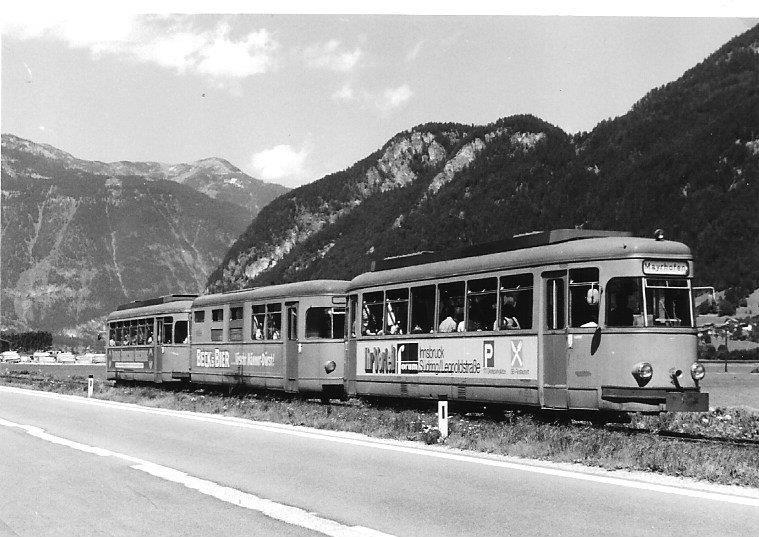 Het Sperwerstel -bij de RTM hadden alle motortrams een vogelnaam- EB1701-MBD1700-EB1702 is in 1963 de laatste nieuwe aanwinst geweest van de RTM. Het Sperwerstel begon een nieuw leven bij de Zillertalbahn in Oostenrijk. Op de foto zien we het stel te Strass-Fügen op weg naar Mayrhofen rijden met de Alpen als achtergrond. Foto: C. van Hattum, 5 augustus 1979.
