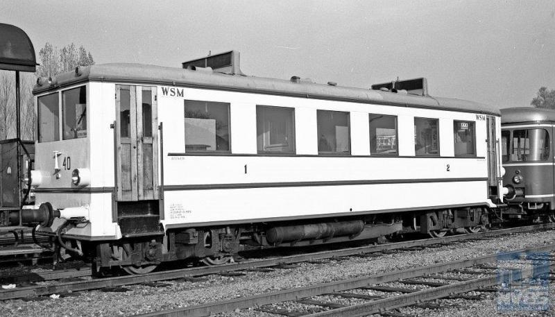 Het is alsof motorrijtuig 40 niet is weggeweest bij de WSM, zo mooi ziet hij er uit in het blinkende lichtgeel. In werkelijkheid kwam dit rijtuig na staking van de tramdiensten bij de WSM in dienst bij de Moerser Kreisbahn als vmr 10. In 1970 zien we het rijtuig terug naar Nederland komen en wel in Hoorn bij de SHM, waar het wordt opgeknapt en in dienst gesteld. Foto: J.A. Bonthuis, 1 november 1972, Hoorn.