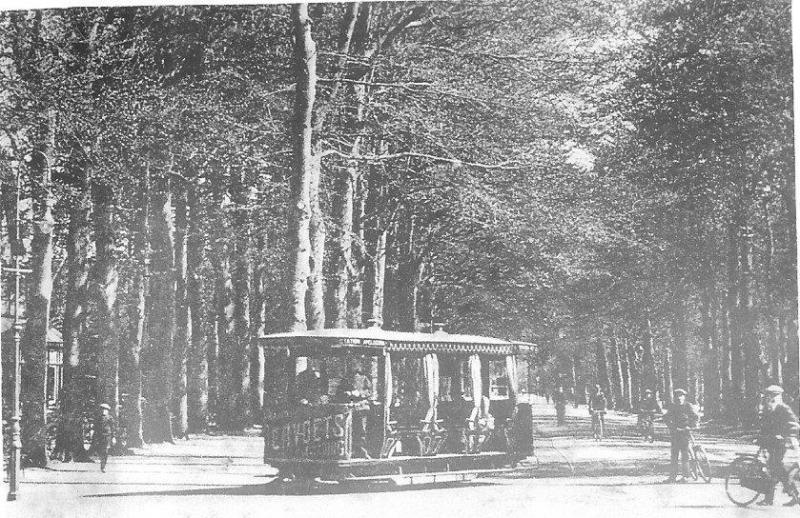 Nu een foto van de tweede soort, genomen op de Loolaan te Apeldoorn. Het betreft een motortram van de ApTM, Apeldoornsche Tramweg Maatschappij. Fotoreproductie: J. Voerman, kort voor de sluiting in 1917.