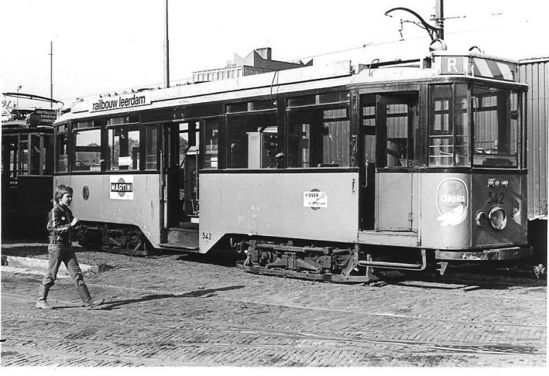 Een van de meest geslaagde tramtypes uit de vorige eeuw in Nederland vormen wel de vierassers van de RET, die vanaf 1929 in dienst werden gesteld. Motorwagen 542 op het terrein van de EMA achter het Amsterdamse Haarlemmermeerstation. Foto: R.T. Freriks, 29 september 1979.