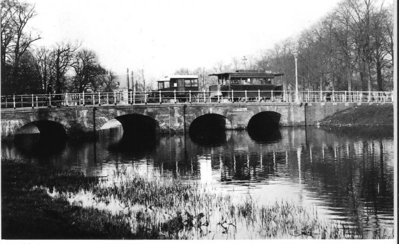 De Alkmaarsche Stadstram (AST) exploiteerde twee tramlijnen in de kaasstad, met motortractie zoals u hier kunt zien op de Bergerbrug. Foto: J.H.J. van Aken van der Laan, 1925.