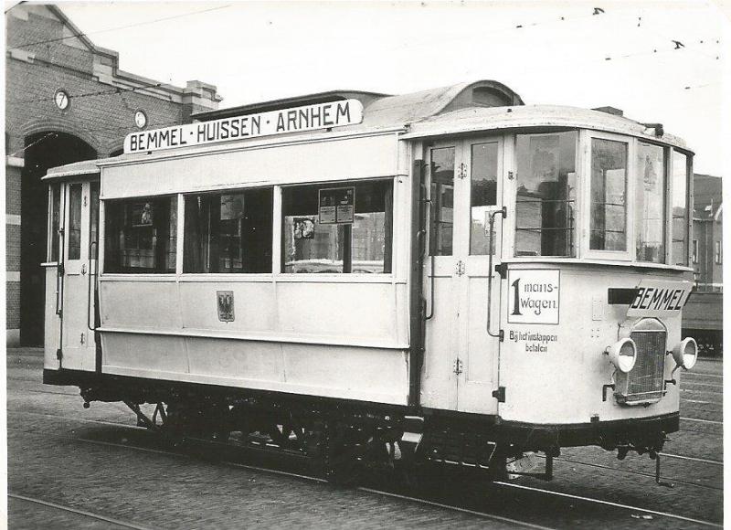 Een motortram van de BSM, Betuwsche Stoomtramweg-Maatschappij bij de remise van de GETA te Arnhem. Fotoreproductie: J. Voerman