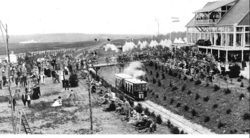 De merkwaardigste motortram van Nederland is wel deze, die het station van Den Dolder met het vliegkamp Soesterberg verbond, een afstand van drie en een halve kilometer. Verzameling: M. van Witsen, 1911.