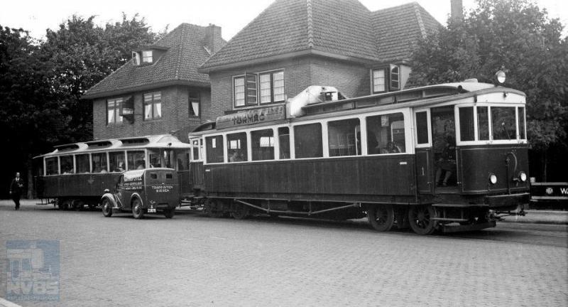 De foto toont motorwagen 1 met aanhangwagen 15 te Blaricum op de lijn van Hilversum via Laren naar Huizen van de NV Gooische Tramweg-Maatschappij (GoTM). Foto: H.G. Hesselink, 6 juli 1939
