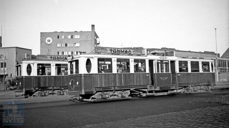 Het beginpunt van de Gooische in Amsterdam: een eigen station naast het Weesperpoortstation van NS . Met op de foto de motorwagens 11 en 12. Foto: H.G. Hesselink, juni 1937.