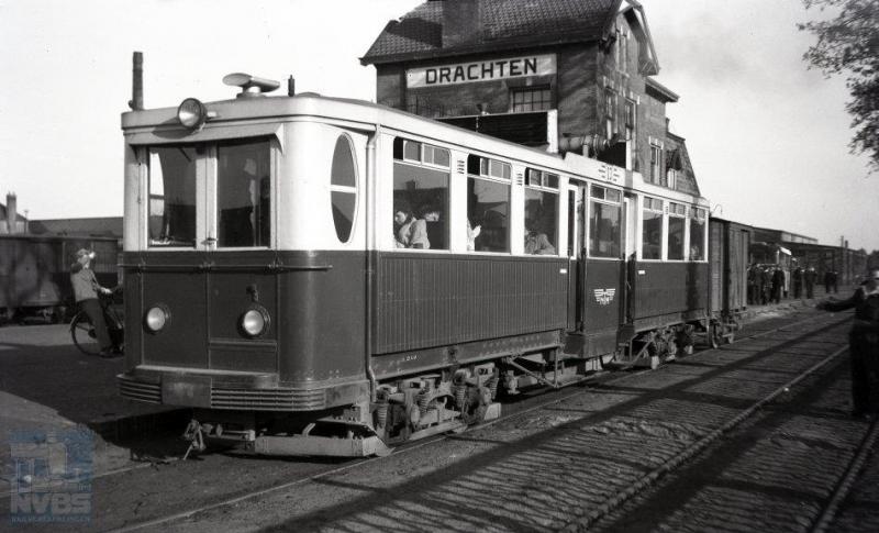 Tramstation Drachten van de NTM, Nederlandsche Tramweg Maatschappij. In beeld zijn motortram M13 met goederenwagen E202. Deze motorwagen lijkt wel erg veel op de 11 van de vorige foto. Sterker nog: het is dezelfde motorwagen! Foto: J.A. Bonthuis, 8 mei 1948