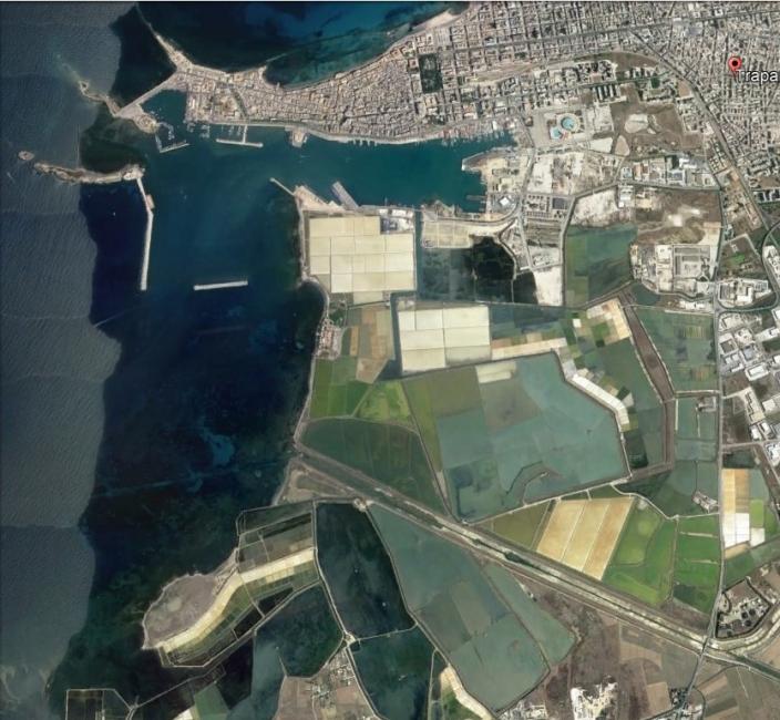 van boven naar beneden: de stad, de haven en de zoutpannen