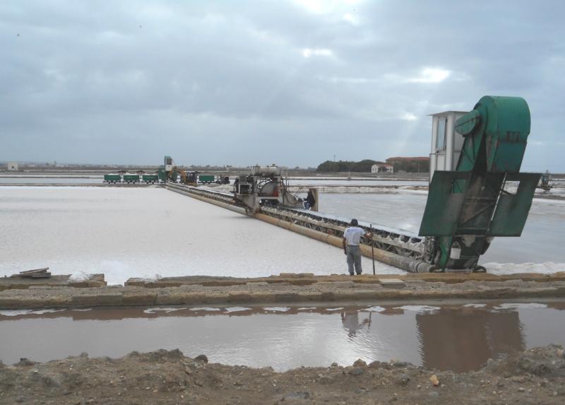 de machine waarmee het zout wordt geoogst