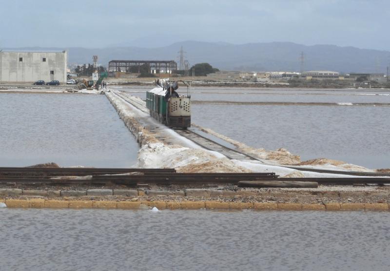 een zout-treintje verlaat het laadstation
