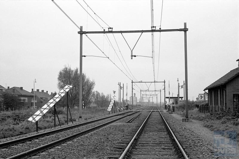Thans hebben we Middelburg verlaten en koersen in de richting van Vlissingen. Het baanvak op de foto ligt ongeveer halverwege, in de buurt van wachtpost 72 bij de overweg in de Kanaalstraat te Oost-Souburg.
