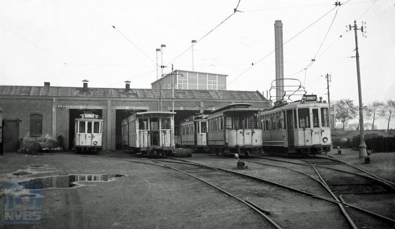 De remise van de Electrische Tram Vlissingen-Middelburg stond in Vlissingen, waar we op deze plaat motorwagen 6 afgebeeld en ingetuigd zien voor dienst op de korte stadslijn van het station naar de binnenstad.