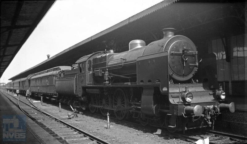 Internationale reizigerstrein D138, via Bad Bentheim in Nederland gekomen, heeft de eindbestemming Vlissingen bereikt. De rijtuigen komen uit Berlijn, Dresden, Hamburg en Leipzig. In de tijd dat er nog een bootverbinding met Engeland was, een belangrijke verbinding.