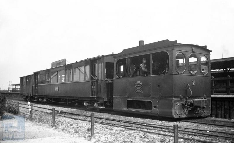 Naast het NS-perron had de Stoomtram Walcheren een eigen perron waar we hier loc 2 zien staan met personenrijtuig AB3 en gesloten goederenwagen D202.