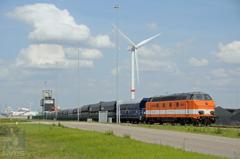 Locomotief 9802 van TXLogistik rangeert een aantal VTG-ertswagens die worden geladen bij het overslagbedrijf OVET in de Sloehaven.