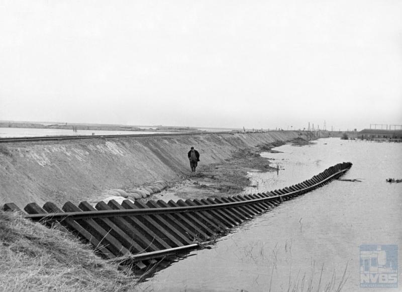 Reeds in dezelfde maand waarin de watersnoodramp plaatsvond, februari 1953, is de spoordijk ten oosten van Arnemuiden weer hersteld. De restanten van de weggespoelde spoorlijn liggen er nog wel. Voor de rest is er vooral nog veel water te zien.
