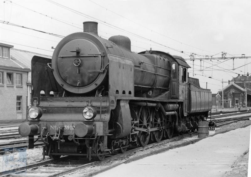 Hier een staatsiefoto van de 3912 afkomstig van het depot Roosendaal, opgesteld aan een van de perrons van het station Middelburg.