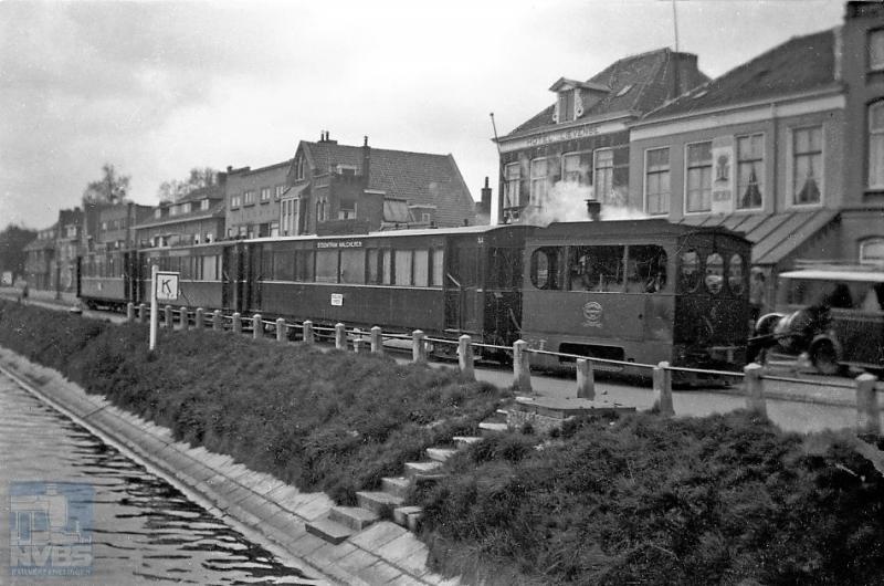 Op de Loskade langs het kanaal door Walcheren te Middelburg, waar het eindpunt lag, zien we een zogenaamde ‘markttram' van de SW (Stoomtram Walcheren).