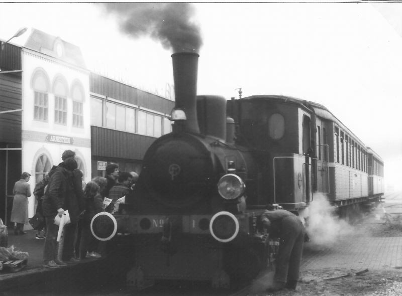 Het station Arnestein op Walcheren is niet algemeen bekend; het heeft ook niet zo lang bestaan. Misschien maar één enkele dag. Ook de Stoomtram Goes-Borsele is wat afgeweken van zijn pad want die hoort in Zuid-Beveland thuis. Het montagebedrijf Den Hollander, gevestigd op het bedrijventerrein Arnestein, vierde op 23 januari 1981 een feestje en nodigde de SGB hierbij uit om acte de présence te geven.