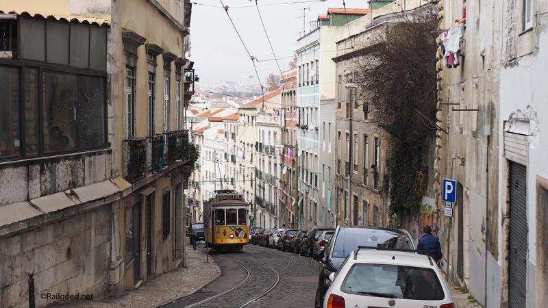 Wagen 578 van lijn 12E beklimt de steile Cançada de Santo Andre naar de halte Martim Moniz.