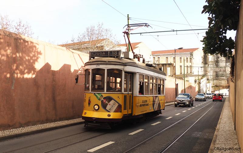 Wagen 579 van lijn 15E beklimt de Calçada Ajuda nabij het Palácio Nacional de Ajuda.