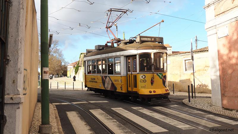 Bovengekomen maakt wagen 579 een scherpe bocht op een zeer onoverzichtelijk kruispunt naar de Rua das Açucenas.