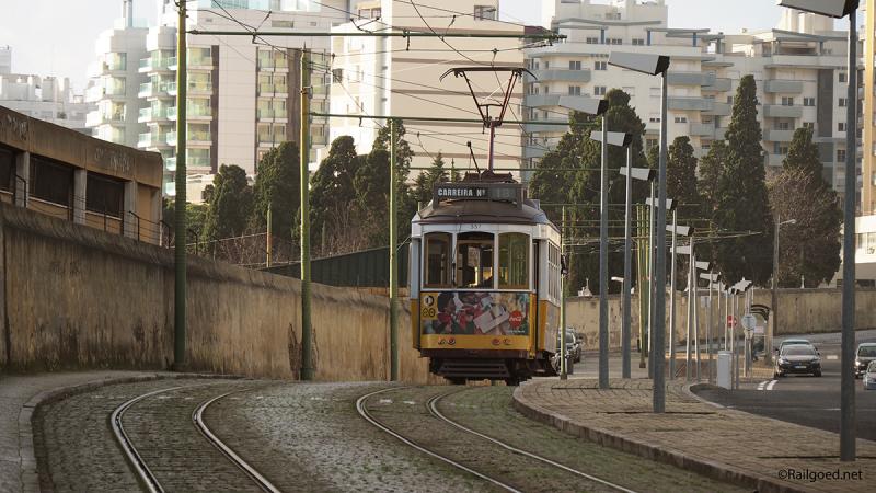 Wagen 579 rolt hier met nog één passagier richting de eindhalte en keerlus Ajunto Cemitério.