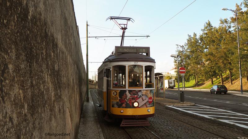 Wagen 557 is nog leeg als hij bij de halte Ajuda Rua das Açacenas aankomt.