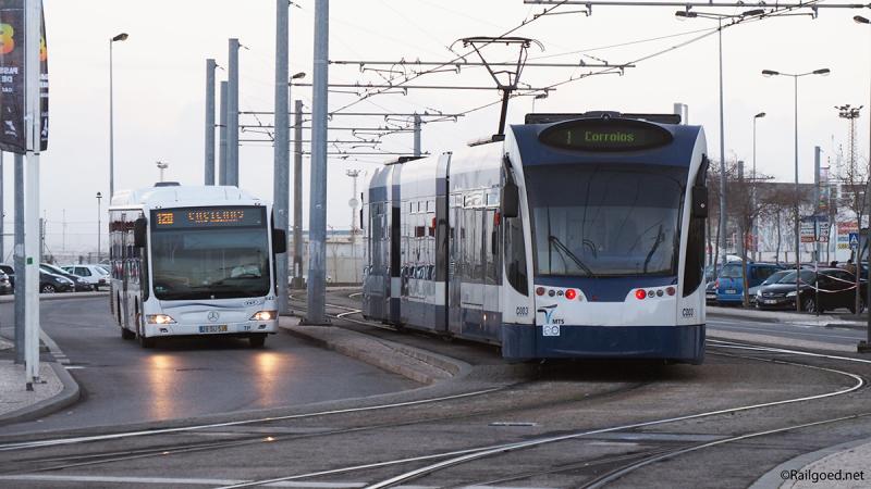 Tramstel C003 arriveert uit Corroios in Cacilhas.