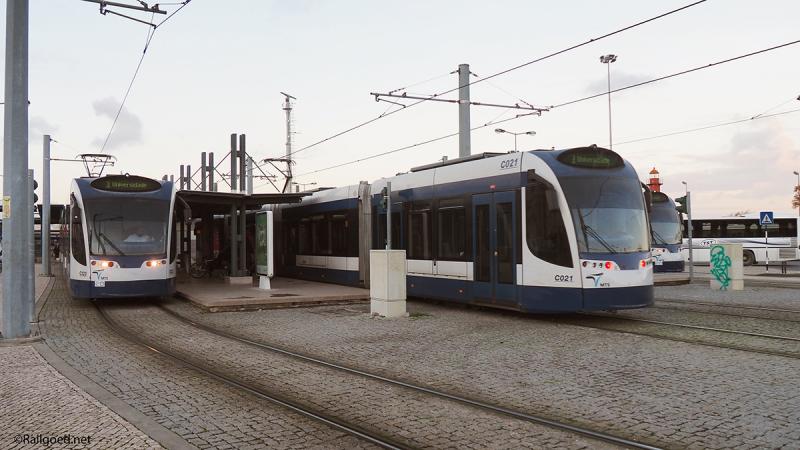 Het metrostation van Cacilhas. Tramstel C023 vertrekt naar Universidade, C021 is zojuist aangekomen.