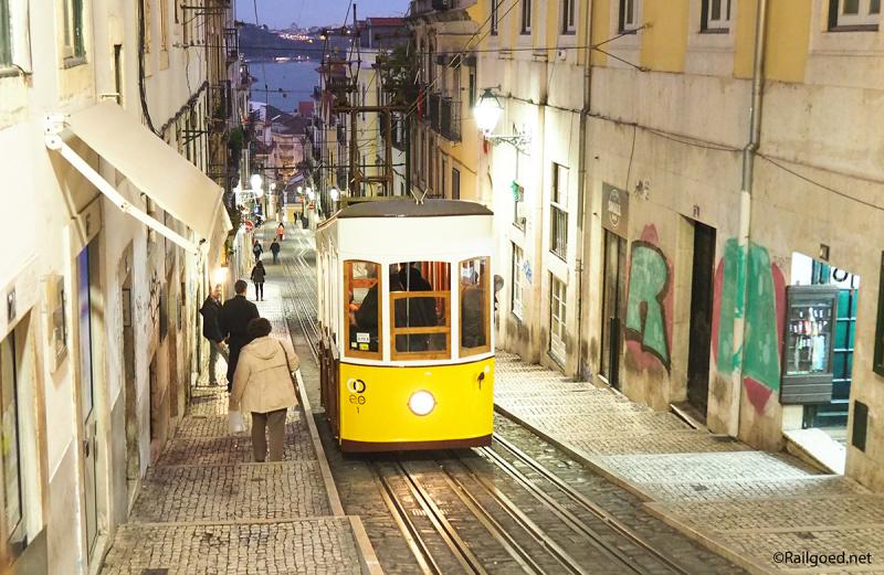 Een wel zeer bijzonder trammetje is de Ascensor da Bica, een kabeltram, tussen halte Calhariz (lijn 28) en R.S. Paulo (lijn 25).