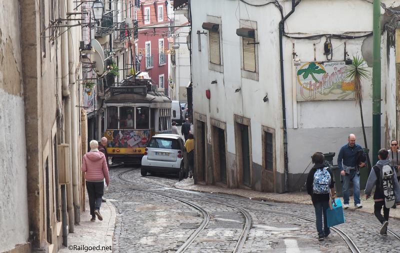 Via de smalle Calçada de São Vicente stort wagen 558 zich richting de benedenstad.