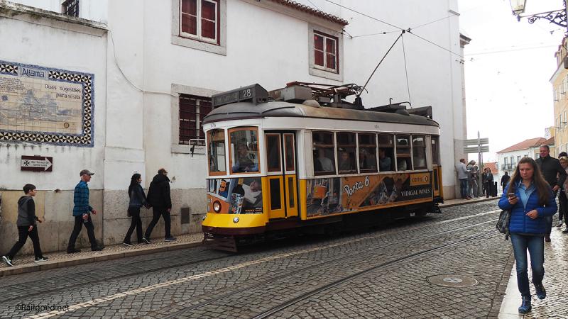 Vanaf de andere kant rolt wagen 576 met bestemming M.Moriz richting Largo das Portas do Sol.