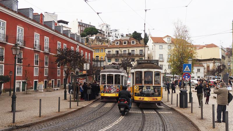 En in no time staat de straat weer vol. Minstens vier trams staan er op korte afstand van elkaar.