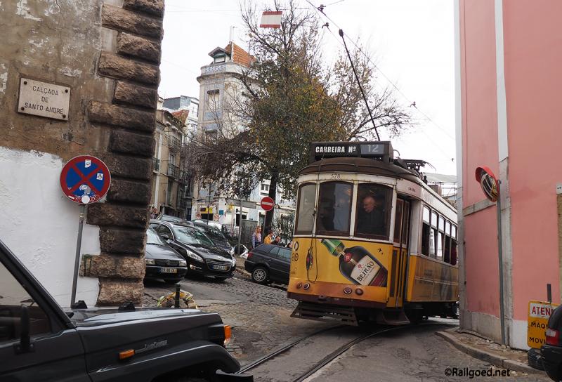 Dit is opnieuw wagen 578. Te zien is, dat hij wel voorzien is van een pantograaf, maar dat de trolleystang in gebruik is.