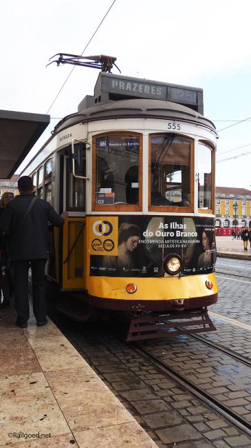 Wagen 555 van lijn 25. Reclame heeft de egaal gele kleur, waaraan de trammetjes hun bijnaam ontlenen: “amarelos”, deels verdrongen.