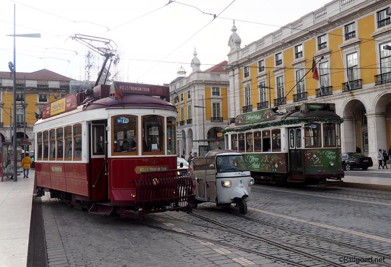 We zien de rode tram nr. 8 (reisgezelschaptram) vertrekken richting Alfama en de groene Kersttram (nummer onbekend) richting Barrio Alto.