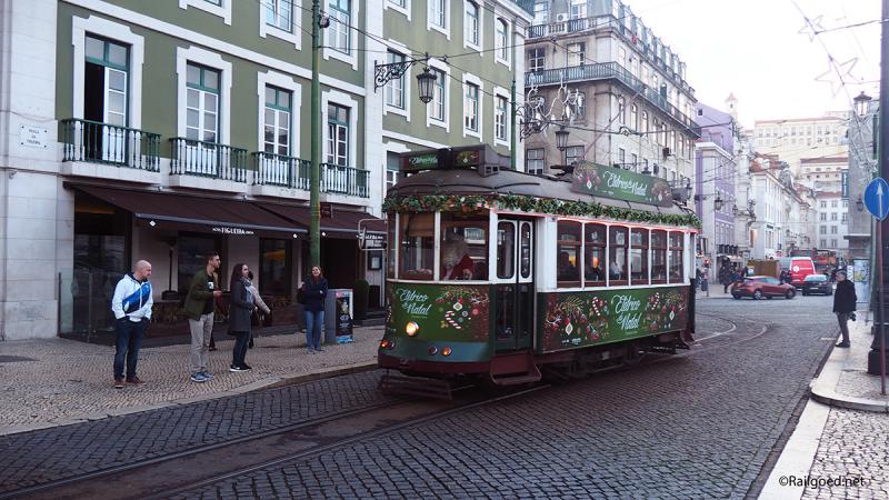 De Kersttram op het Praça da Figuera met een kerstman op de bok.