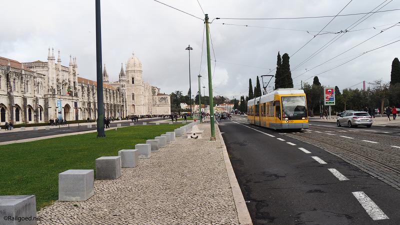 Op lijn 15E rijden sinds 1995 dubbelgelede lagevloers Combino's van Siemens. Tramstel 508 passeert het prachtige klooster Mosteirio dos Jerónimos in Belem, op weg naar het eindpunt Algés