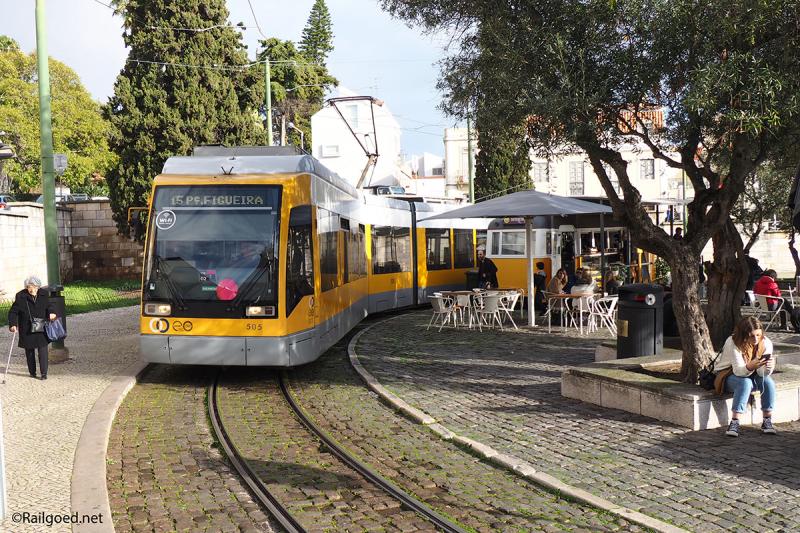 Tramstel 505 rondt de keerlus bij de halte Belem op weg naar Figuera.