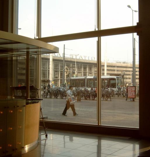 gezicht uit de hal van het Groothandelsgebouw.