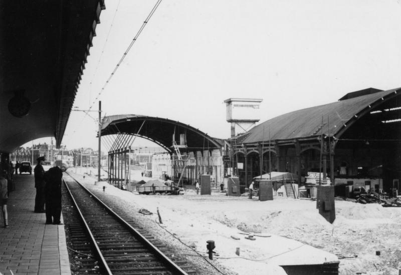 Foto genomen tijdens de bouw van het station. Restanten van het oude station Rotterdam DP (Delftse Poort) zijn nog aanwezig.Foto nr 692-277D uit de SNR-verzameling, gemaakt door J.G.C. van de Meene op 8 augustus 1956