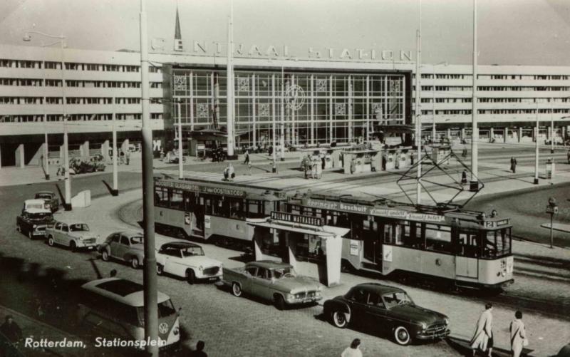 Het resultaat van de bouwwerkzaamheden is een fraai station met een ruim plein ervoor.Prentbriefkaart uit de verzameling van N. Booij