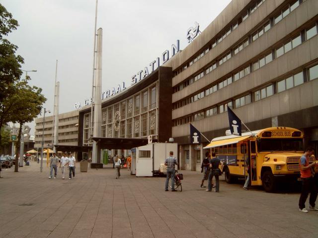 De voorgevel van het station; rechts een tijdelijke toeristeninformatie. Voor de beide ingangen is een afdak aangebracht met een vlaggemast.