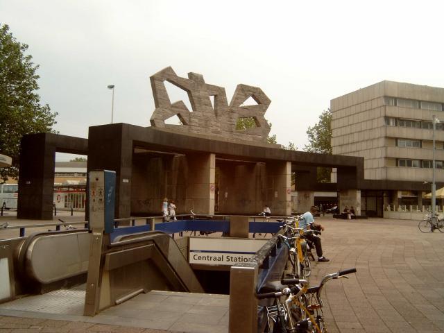 Aan weerskanten van het stationsgebouw was een poort, met een sculptuur erop. Deze stonden bij Rotterdammers bekend als "de stenen speculaasjes". De afgebeelde poort gaf toegang tot de Conradstraat waar lange tijd de internationale bussen en de touringcars vertrokken.In de hal en op het stationsplein zijn in de loop van de jaren 60 ingangen voor de metro gemaakt.