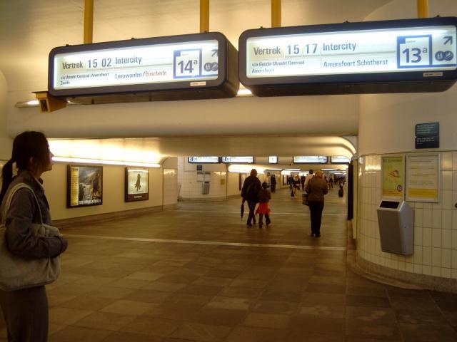 De reizigerstunnel; op dit rustige uur lijkt de tunnel ruim genoeg. Echter in het spitsuur is de tunnel simpelweg vol, maar dan kun je moeilijk een foto maken.
