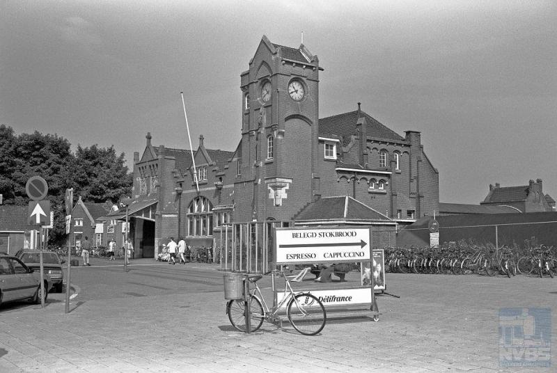 Architect D. Margadant heeft in 1901 het fraaie vroegere station van Amersfoort ontworpen. Het werd in 1997 vervangen door het huidige, waar ook ‘NVBS Centraal' is gevestigd in de kelderruimte.