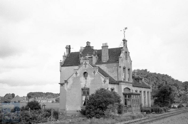 Het station Avenhorn lag aan de spoorlijn van Zaandam naar Hoorn.