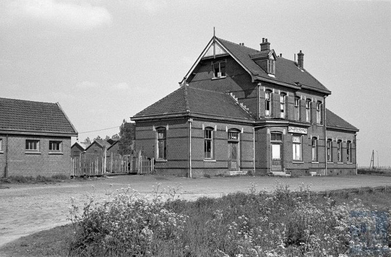 Station Hoofddorp, gelegen aan de Haarlemmermeerspoorlijn van Aalsmeer naar Haarlem.